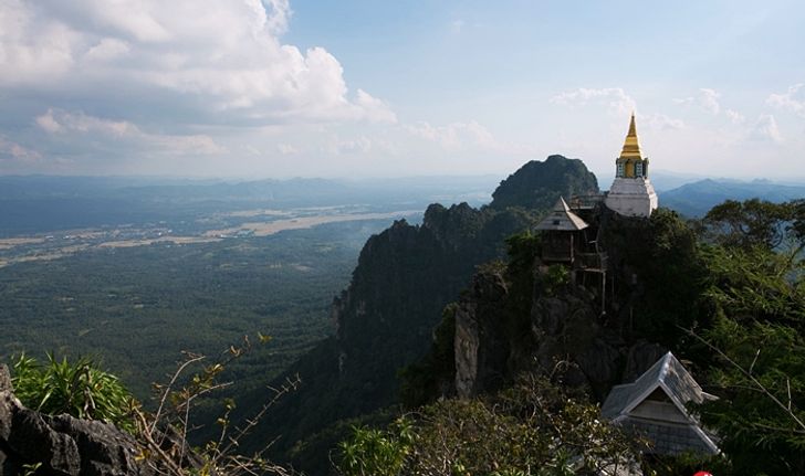 เที่ยวเมืองลำปาง ชมความงามแบบ 360 องศาที่วัดพระบาทปู่ผาแดง อำเภอแจ้ห่ม