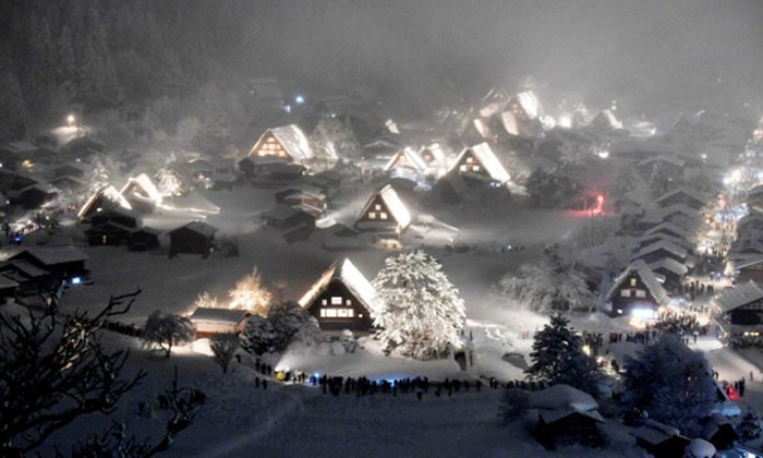 พลาดไม่ได้กับแสงไฟสาดส่องหิมะสีขาวโพลนยามค่ำคืนที่หมู่บ้านมรดกโลก ชิราคาวาโกะ