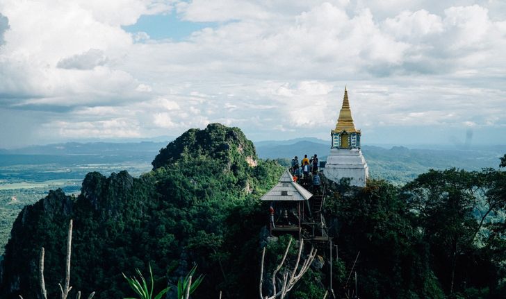 Unseen Thailand ชมวิวทิวทัศน์แบบ 360 องศาบนยอดเขา วิมานลอยฟ้า  กับ วัดพระบาทปู่ผาแดง อำเภอแจ้ห่ม จ.ลำปาง