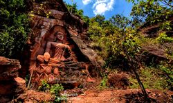 สุดอัศจรรย์ "พระพุทธรูปแกะสลัก บนผาหินทราย" วัดเขาซับพงโพด Unseen เมืองนครราชสีมา