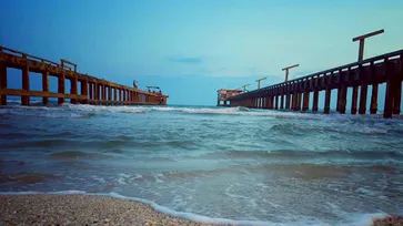 ไปถ่ายรูปกัน! "สะพานคู่"สะพานสุดโรแมนติก ณ หาดแม่รำพึง จ.ระยอง