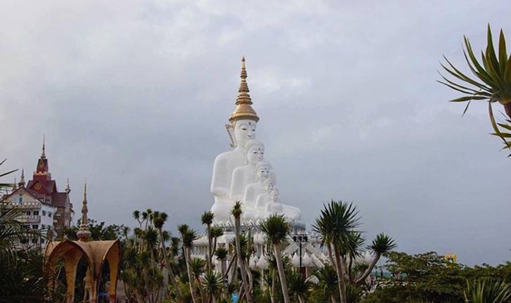 วัดพระธาตุผาซ่อนแก้ว สถาปัตยกรรมอันงดงามที่ซ่อนตัวอยู่หลังสายหมอก!!