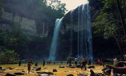 น้ำตกห้วยหลวง ธรรมชาติสุดตระการตากลางป่าเมืองอุบล