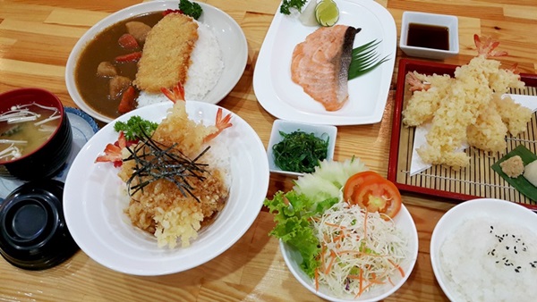 Kare-San อิ่มอร่อยกับแกงกะหรี่และข้าวหน้าหมูทอด พร้อมอาหารชุดในราคากันเอง
