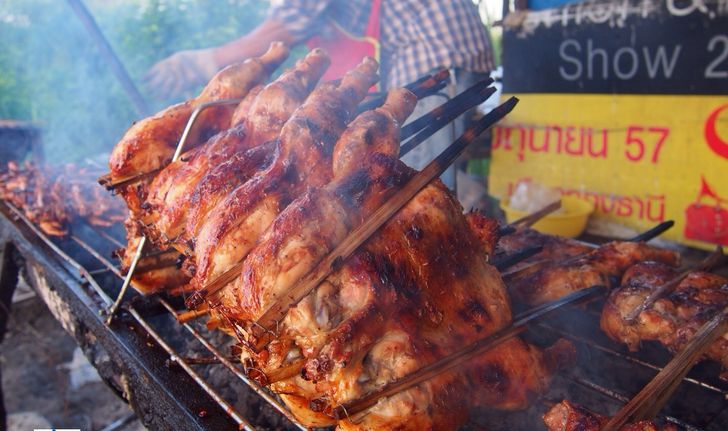 ข้าวเหนียว ไก่ย่าง อาหารธรรมดาที่แสนอร่อยจากข้างถนนติวานนท์