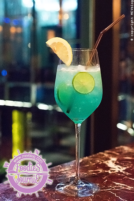 Bangkok Blue (Vodka, Blue curacgo, Lime juice, Syrup, Top soda)