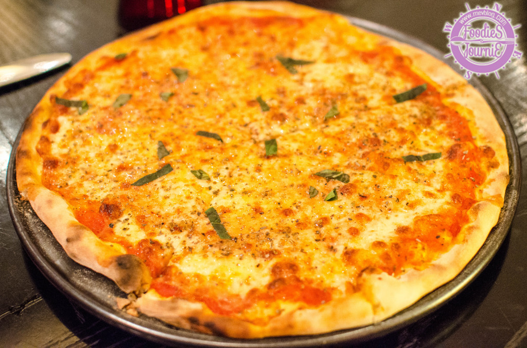 Margherita Pizza - Tomato sauce, mozzarella, basil, oregano 