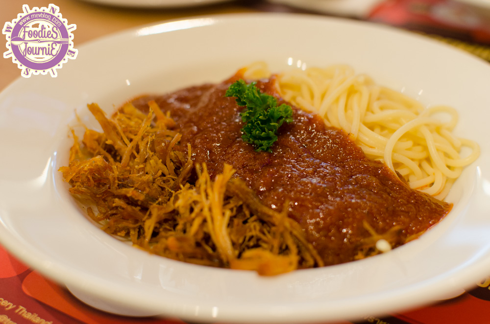 Spaghetti, pulled pork, BBQ sauce