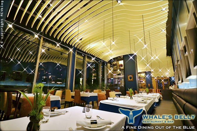 บรรยากาศยามค่ำคืนที่ร้าน Whale's Belly 