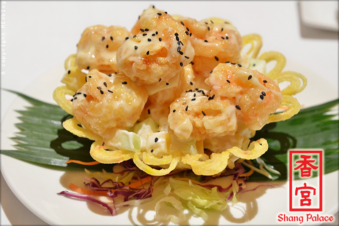 กุ้งทอดครีมสลัด (Crispy Prawns with Fruit Salad in Mayonnaise Dressing 