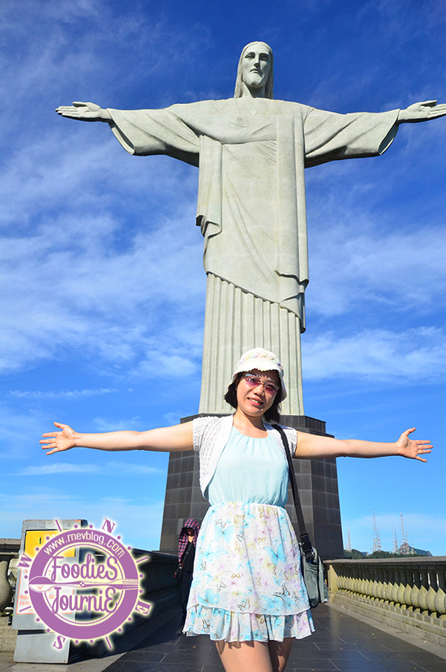 รูปปั้นพระเยซูยืนกางแขนหรือ Christ the redeemer ที่โด่งดังของบราซิลค่ะ