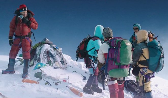 jake-gyllenhaal-and-josh-brolin-facing-deadly-storm-in-first-everest-trailer