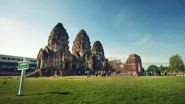 เปิดประวัติ "พระปรางค์สามยอด" หนึ่งในโลเคชั่นอันงดงามละครบุพเพสันนิวาส