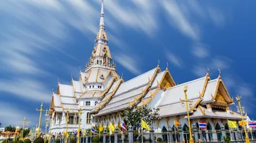 พาพ่อแม่เที่ยว ไหว้พระ 9 วัดศักดิ์สิทธิ์ ในไทย อิ่มใจ ได้บุญ