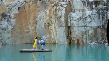 เช็กอินบ่อน้ำสีฟ้าสุดมหัศจรรย์ในเหมืองเก่า แห่งเมืองดาลัด เวียดนาม