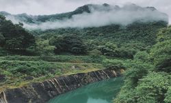 เขื่อนวชิราลงกรณ์ ในวันหลังฝนพรำ ชุ่มฉ่ำไปด้วยสายหมอก