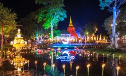 สุดยิ่งใหญ่ งานประเพณีเผาเทียน เล่นไฟ ลอยกระทงสุโขทัย 2561 ชมการแสงแสงสีเสียงสุดอลังการ!!!