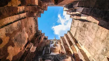 "วัดศรีชุม" แหล่งท่องเที่ยวประวัติศาสตร์ที่มีมุมถ่ายรูปสวยที่สุดแห่งหนึ่งในสุโขทัย