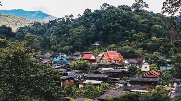 "บ้านป่าเหมี้ยง" หมู่บ้านกลางหุบเขา พักผ่อนแบบ Slow Life พักกายกับธรรมชาติ