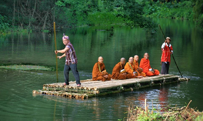 "โอ๊ะป่อย" ตลาดริมธาร สัมผัสวิถีริมน้ำของชาวกะเหรี่ยง และใส่บาตรพระถ่อแพหนึ่งเดียวในไทย!