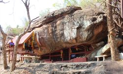 ถ้ำวัวแดง โบราณสถานสำคัญของชาติ อัศจรรย์หินน้ำทิพย์ศักดิ์สิทธิ์ ที่โคราช