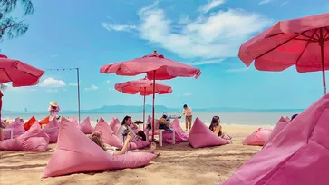 Tutu Beach Cafe คาเฟ่บนชายหาดสุดน่ารัก ที่จะเปลี่ยนทะเลให้กลายเป็นสีชมพู