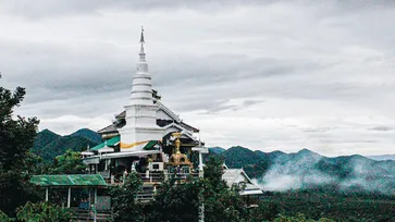 วัดพระพุทธบาทผาหนาม อันซีนจุดชมทะเลหมอกแห่งลำพูน