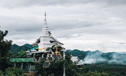 วัดพระพุทธบาทผาหนาม อันซีนจุดชมทะเลหมอกแห่งลำพูน