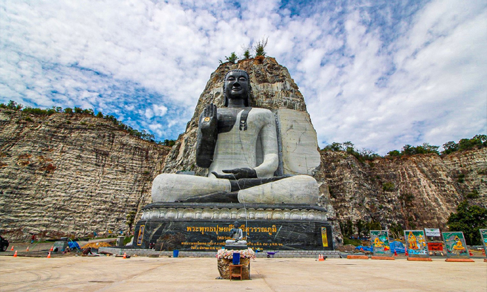 หลวงพ่ออู่ทอง อันซีนสุพรรณบุรี พระพุทธรูปแกะสลักบนหน้าผาหินหนึ่งเดียวในเมืองไทย!