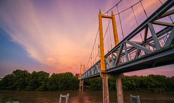 เปิดพิกัดถ่ายรูปสวยใกล้กรุงเทพฯ สะพานแขวนข้ามแม่น้ำหน้าองค์พระสมุทรเจดีย์