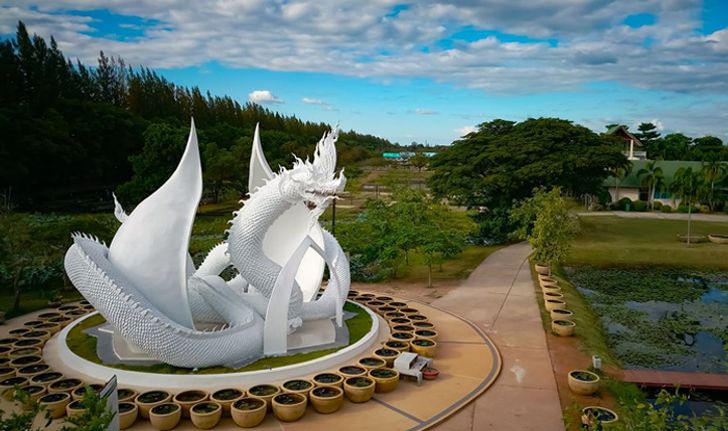 พญานาคเผือก อุทยานบัวเฉลิมพระเกียรติ แลนด์มาร์คใหม่สกลนคร