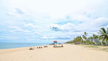 เที่ยวชุมชนทำเรือกอและบ้านทอน จุดชมเครื่องบิน Landing เหนือชายหาด