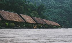 River Kwai Jungle Rafts พักผ่อนแบบไม่ต้องการไฟฟ้า ขอแค่ธรรมชาติตรงหน้าก็พอแล้ว