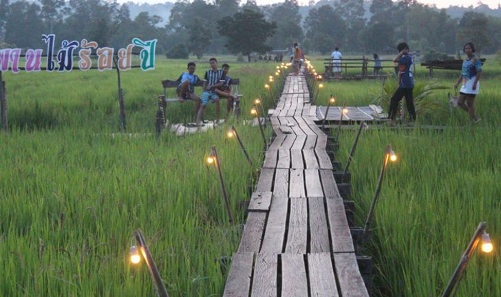 ประดับไฟสะพานไม้ 100 ปี รับลมหนาวแรกแห่งเมืองโคราช