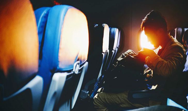 9 สิ่งที่ห้ามทํา บนเครื่องบิน ถ้าอยากเป็นผู้โดยสารที่น่ารัก