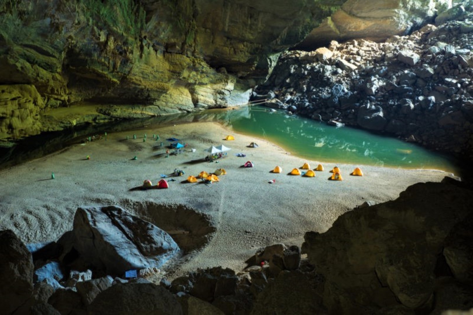 ถ้ำที่ใหญ่ที่สุดในโลกคือ ถ้ำเซินด่อง (Mountain River Cave) ในเวียดนาม