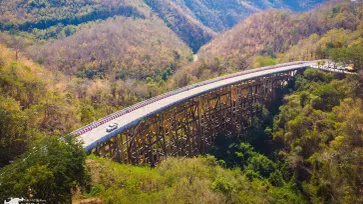 สะพานห้วยตอง หนึ่งในเส้นทางผ่านหุบเขาที่สวยงามที่สุดในเมืองไทย