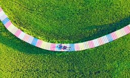 เช็กอิน ตะวันนาคาเฟ่ ชมอันซีนสะพานสายรุ้งพาดผ่านทุ่งนาเขียวขจีสวยงาม