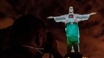 บราซิลฉายภาพชุดแพทย์บนรูปปั้นพระเยซู ให้กำลังใจบุคลากรทางการแพทย์ทั่วโลกสู้กับ COVID-19