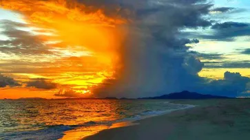 อุทยานแห่งชาติหาดนพรัตน์ธารา-หมู่เกาะพีพี เผยภาพความมหัศจรรย์ของแสงเช้าที่เกาะไผ่
