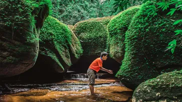 "หินโลมา" โลเคชันสุดน่ารักที่ซ่อนอยู่ในน้ำตกกินรี จังหวัดบึงกาฬ