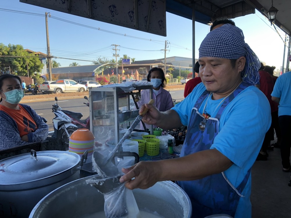 ใจพี่หล่อมาก! ร้านโจ๊กนครพนมเปิดให้กินฟรีส่งท้ายปี ให้กำลังใจร่วมสู้ภัยโควิด