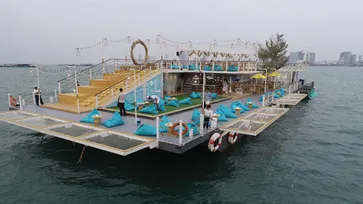 Tappia Floating Cafe Pattaya คาเฟ่ลอยน้ำเปิดใหม่ พร้อมกิจกรรมตกหมึกกลางทะเลพัทยา