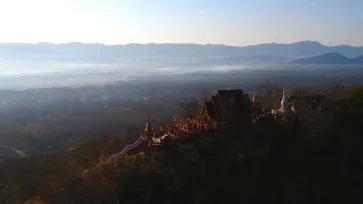 เปิดภาพอันซีน วัดพระธาตุดอยพระฌานปกคลุมไปด้วยสายหมอก ส่งท้ายฤดูหนาว