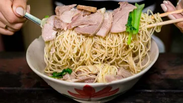 “บะหมี่จับกัง” หมักหมูนุ่ม เส้นทำเอง ให้เยอะเต็มชาม อิ่มได้ยันเย็น