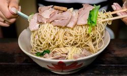 “บะหมี่จับกัง” หมักหมูนุ่ม เส้นทำเอง ให้เยอะเต็มชาม อิ่มได้ยันเย็น