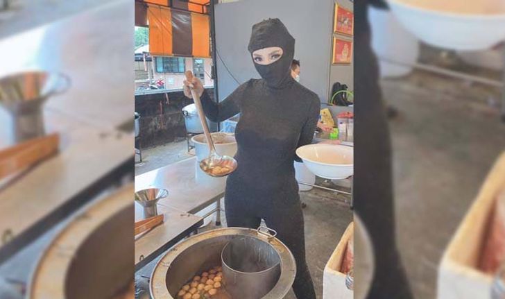 แม่ค้าสาวร้านก๋วยเตี๋ยวเนื้อแซ่บแตกซิกใส่ชุดนินจาเสิร์ฟ หลังถูกวิจารณ์แต่งตัวไม่เรียบร้อย