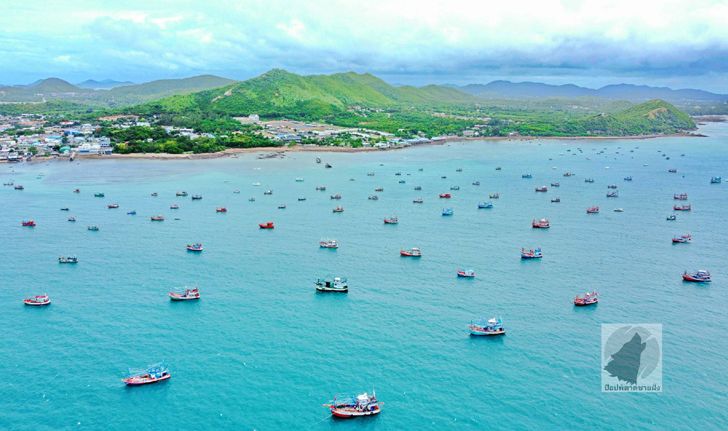 สุดอลังการ! เรือประมงหลายร้อยลำ จอดทิ้งสมอหลบพายุเต็มอ่าวสัตหีบ-แสมสาร