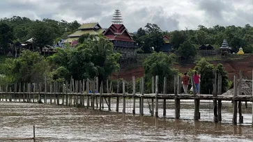 สะพานซูตองเป้ลอยน้ำ! น้ำท่วมใหญ่ทุ่งนาใต้สะพานซูตองเป้ กลายเป็นภาพหาชมยาก