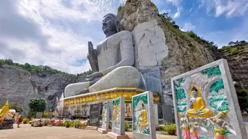 พระพุทธปุษยคีรีศรีสุวรรณภูมิ พระพุทธรูปแกะสลักจากหน้าผาหินที่ใหญ่ที่สุดของเมืองไทย!